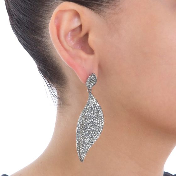 Brinco-Ballerina_Banho-Prata-Velha_Modelo